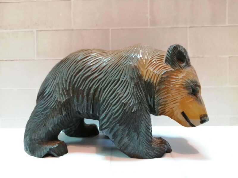 ていねいに彫られた木彫りの熊