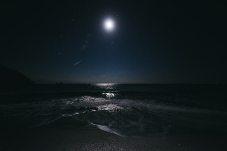 海と夜空に浮かぶ満月